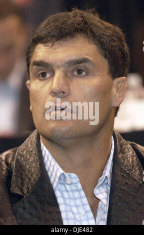 21. April 2004; Los Angeles, Kalifornien, USA; Schwergewichts-CORRIE SANDERS während der abschließenden Pressekonferenz für Vitali Klitschko gegen Corrie Sanders WBC-Schwergewichts-Titel kämpfen am 24. April im Staples Center. Stockfoto