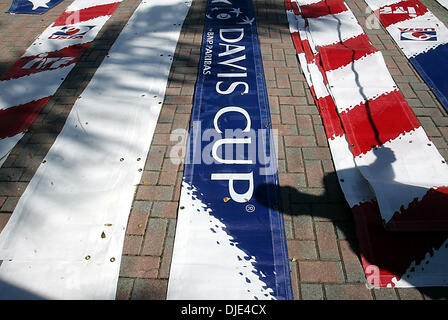 5. April 2004; Delray Beach, FL, USA; BLAINE MOORE mit Russ Klein Associates, die Förderung der Davis Cup Viertelfinale Maßnahmen Banner verarbeitet die Delray Beach Stadion und Tenniszentrum Montag, 5. April 2004, dekorieren verwendet werden, wie Fortschritte in Richtung das große Spiel an diesem Wochenende holt. Das US-Team auf Platz 8 in der Welt, findet am 9. Rang Schweden Witz statt. Stockfoto