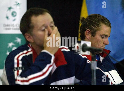 5. April 2004; Delray Beach, FL, USA; US Davis Cup Team-Kapitän PATRICK MCENROE (L) und Spieler MARDY FISH sprechen Sie mit den Medien während einer Pressekonferenz im Stadion Delray Beach und Tennis Center Montag, 5. April 2004, wie Fortschritte in Richtung der großen Partie gegen Schweden am Wochenende holt. Das US-Team auf Platz 7. in der Welt, wird am 8. Rang Schweden mit Singles statt, die Spiele beginnen Stockfoto