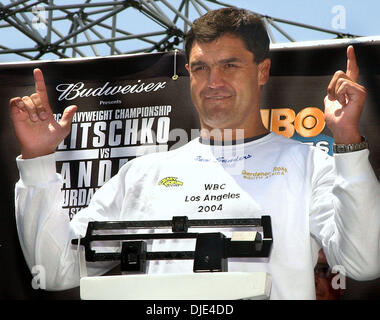 22. April 2004; Los Angeles, Kalifornien, USA;  CORRIE SANDERS in der wiegen für Vitali Klitschko und Corrie Sanders WBC-Schwergewichts-Titel am Samstag kämpfen im Staples Center. Stockfoto