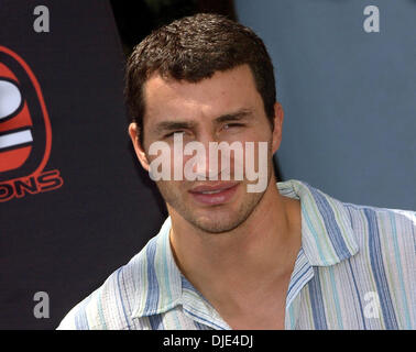 22. April 2004; Los Angeles, Kalifornien, USA;  VITALI KLITSCHKO beim Wiegen in für Vitali Klitschko und Corrie Sanders WBC-Schwergewichts-Titel am Samstag kämpfen im Staples Center. Stockfoto