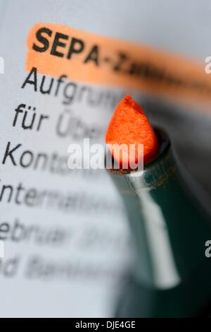 Osterode, Deutschland. 27. November 2013. Illustration für Single Euro Payments Area (SEPA), die Zahlung Integrationsinitiative der Europäischen Union zur Vereinfachung der Durchführung von Überweisungen lauten in Euro, abgebildet in Osterode, Deutschland, 27. November 2013. 1. Februar 2014 ab, werden die nationalen Kontonummern durch die IBAN-Nummer für nationale und internationale Banküberweisungen sowie für Lastschrift ersetzt. Foto: Frank May/Dpa/Alamy Live News Stockfoto