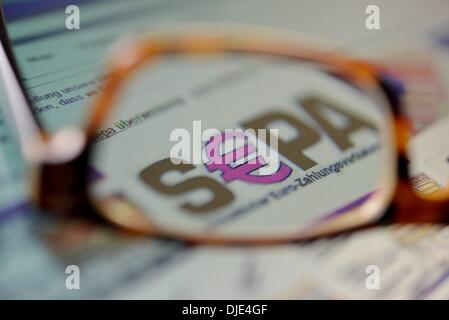 Osterode, Deutschland. 27. November 2013. Illustration für Single Euro Payments Area (SEPA), die Zahlung Integrationsinitiative der Europäischen Union zur Vereinfachung der Durchführung von Überweisungen lauten in Euro, abgebildet in Osterode, Deutschland, 27. November 2013. 1. Februar 2014 ab, werden die nationalen Kontonummern durch die IBAN-Nummer für nationale und internationale Banküberweisungen sowie für Lastschrift ersetzt. Foto: Frank May/Dpa/Alamy Live News Stockfoto