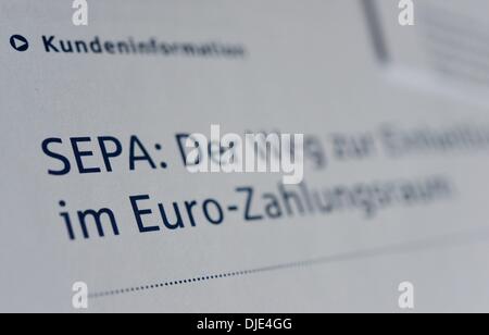 Osterode, Deutschland. 27. November 2013. Illustration für Single Euro Payments Area (SEPA), die Zahlung Integrationsinitiative der Europäischen Union zur Vereinfachung der Durchführung von Überweisungen lauten in Euro, abgebildet in Osterode, Deutschland, 27. November 2013. 1. Februar 2014 ab, werden die nationalen Kontonummern durch die IBAN-Nummer für nationale und internationale Banküberweisungen sowie für Lastschrift ersetzt. Foto: Frank May/Dpa/Alamy Live News Stockfoto