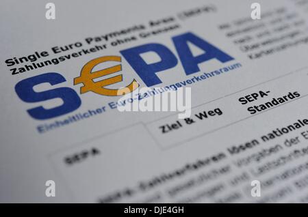 Osterode, Deutschland. 27. November 2013. Illustration für Single Euro Payments Area (SEPA), die Zahlung Integrationsinitiative der Europäischen Union zur Vereinfachung der Durchführung von Überweisungen lauten in Euro, abgebildet in Osterode, Deutschland, 27. November 2013. 1. Februar 2014 ab, werden die nationalen Kontonummern durch die IBAN-Nummer für nationale und internationale Banküberweisungen sowie für Lastschrift ersetzt. Foto: Frank May/Dpa/Alamy Live News Stockfoto
