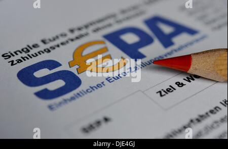 Osterode, Deutschland. 27. November 2013. Illustration für Single Euro Payments Area (SEPA), die Zahlung Integrationsinitiative der Europäischen Union zur Vereinfachung der Durchführung von Überweisungen lauten in Euro, abgebildet in Osterode, Deutschland, 27. November 2013. 1. Februar 2014 ab, werden die nationalen Kontonummern durch die IBAN-Nummer für nationale und internationale Banküberweisungen sowie für Lastschrift ersetzt. Foto: Frank May/Dpa/Alamy Live News Stockfoto