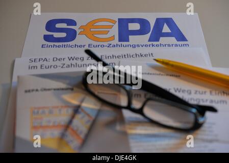 Osterode, Deutschland. 27. November 2013. Illustration für Single Euro Payments Area (SEPA), die Zahlung Integrationsinitiative der Europäischen Union zur Vereinfachung der Durchführung von Überweisungen lauten in Euro, abgebildet in Osterode, Deutschland, 27. November 2013. 1. Februar 2014 ab, werden die nationalen Kontonummern durch die IBAN-Nummer für nationale und internationale Banküberweisungen sowie für Lastschrift ersetzt. Foto: Frank May/Dpa/Alamy Live News Stockfoto
