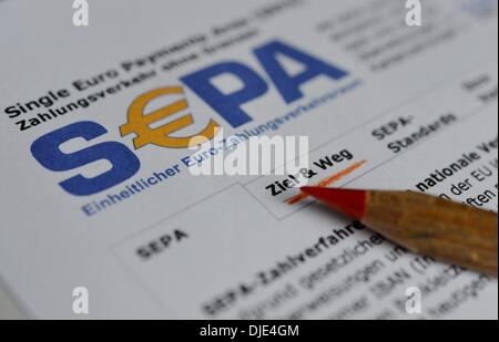 Osterode, Deutschland. 27. November 2013. Illustration für Single Euro Payments Area (SEPA), die Zahlung Integrationsinitiative der Europäischen Union zur Vereinfachung der Durchführung von Überweisungen lauten in Euro, abgebildet in Osterode, Deutschland, 27. November 2013. 1. Februar 2014 ab, werden die nationalen Kontonummern durch die IBAN-Nummer für nationale und internationale Banküberweisungen sowie für Lastschrift ersetzt. Foto: Frank May/Dpa/Alamy Live News Stockfoto