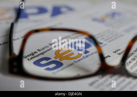 Osterode, Deutschland. 27. November 2013. Illustration für Single Euro Payments Area (SEPA), die Zahlung Integrationsinitiative der Europäischen Union zur Vereinfachung der Durchführung von Überweisungen lauten in Euro, abgebildet in Osterode, Deutschland, 27. November 2013. 1. Februar 2014 ab, werden die nationalen Kontonummern durch die IBAN-Nummer für nationale und internationale Banküberweisungen sowie für Lastschrift ersetzt. Foto: Frank May/Dpa/Alamy Live News Stockfoto