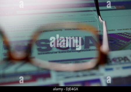 Osterode, Deutschland. 27. November 2013. Illustration für Single Euro Payments Area (SEPA), die Zahlung Integrationsinitiative der Europäischen Union zur Vereinfachung der Durchführung von Überweisungen lauten in Euro, abgebildet in Osterode, Deutschland, 27. November 2013. 1. Februar 2014 ab, werden die nationalen Kontonummern durch die IBAN-Nummer für nationale und internationale Banküberweisungen sowie für Lastschrift ersetzt. Foto: Frank May/Dpa/Alamy Live News Stockfoto