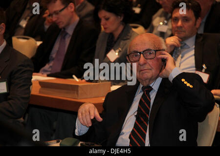 Sarajevo, Bosnien und Herzegowina. 27. November 2013. Theodor Meron, Präsident des internationalen Strafgerichtshofs für das ehemalige Jugoslawien (ICTY), nimmt an der Konferenz "20 Jahre der Stadt", in Sarajevo, Bosnien und Herzegowina, am 27. November 2013. Bildnachweis: Haris Memija/Xinhua/Alamy Live-Nachrichten Stockfoto