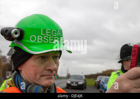 Barton Moss, Eccles, Manchester, UK. 27. November 2013.  Rechtliche Beobachter, Dr. Steven Peers IGas Energie Bohrgerät und Protest CP am Barton Moss in Salford bei Manchester. Fracking Fokus rückt nach Nordwesten, wo IGas Energie bald zu bohren, um Methan zu erkunden beginnen will. Eine Reihe von Anti-Fracking Anti-Schiefergas Gruppe protestiert bei der Ankunft der Bohrausrüstung Gasbohrungen bauseits in Salford. IGas hat die Erlaubnis von Salford Stockfoto