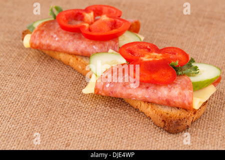 Sandwiches auf Bambus Matten Hintergrund isoliert. Stockfoto