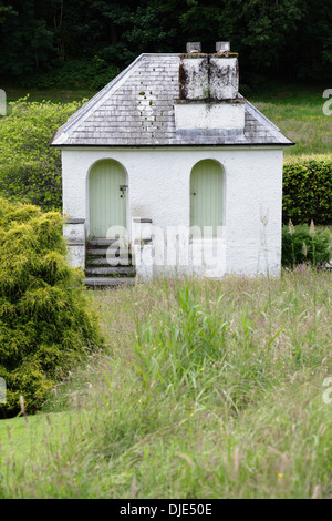 Ein kleines Gebäude in den Gärten des Brockhole Visitor Centre im Lake District National Park, Cumbria, England, Großbritannien Stockfoto