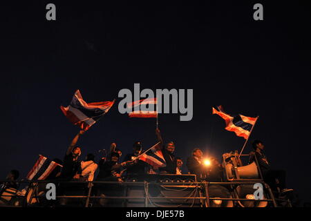Bangkok, Thailand. 27. November 2013. Anti-Regierungs-Demonstranten Rallye in einer Regierung Komplex in Bangkok, Thailand, 27. November 2013. Tausende von thailändischen Demonstranten verstärkt am Mittwoch gelegt Belagerung zu einer Regierung Komplex nach der Übernahme der neun Ministerien in einer Bemühung zu lähmen die Verwaltung und Premierministerin Yingluck Shinawatra zu verdrängen. Bildnachweis: Gao Jianjun/Xinhua/Alamy Live-Nachrichten Stockfoto