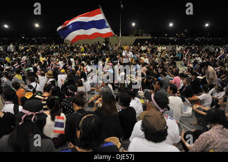 Bangkok, Thailand. 27. November 2013. Anti-Regierungs-Demonstranten Rallye in einer Regierung Komplex in Bangkok, Thailand, 27. November 2013. Tausende von thailändischen Demonstranten verstärkt am Mittwoch gelegt Belagerung zu einer Regierung Komplex nach der Übernahme der neun Ministerien in einer Bemühung zu lähmen die Verwaltung und Premierministerin Yingluck Shinawatra zu verdrängen. Bildnachweis: Gao Jianjun/Xinhua/Alamy Live-Nachrichten Stockfoto
