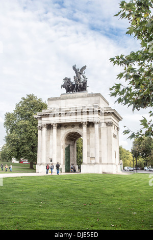 Wellington Arch mit der Quadriga, eine geflügelte Göttin in einer vier Pferd Wagen Skulptur, Hyde Park Corner, London, UK Stockfoto