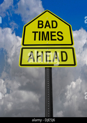 konzeptionelle Schild mit Worten schlechte Zeiten voraus warnt vor blauem Himmel Stockfoto