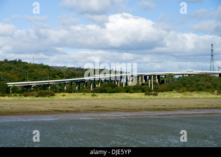 Flusses Neath und Autobahnbrücke, Briton Ferry, Neath Port Talbot, South Wales. Stockfoto