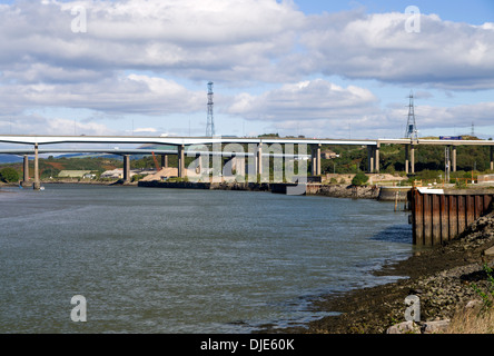 Flusses Neath und Autobahnbrücke, Briton Ferry, Neath Port Talbot, South Wales. Stockfoto