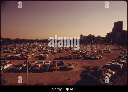 Der Parkplatz Monroe Street in Chicago bietet Platz für 2.700 Autos und dient Pendlern des Lake Shore Drive. In der Region finden neue Baumaßnahmen statt, die das städtische Wachstum zeigen. Stockfoto
