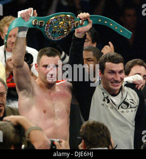 24. April 2004; Los Angeles, Kalifornien, USA; Boxer VITALI KLITSCHKO feiert mit seinem Bruder WLADIMIR (R) seinen Sieg über Corrie Sanders um den WBC-Schwergewichts-WM-Titel in Los Angeles. Klitshcko gewann durch TKO in der 8. Runde. Stockfoto