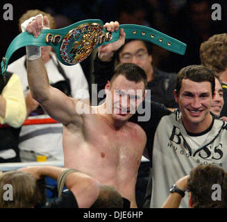 24. April 2004; Los Angeles, Kalifornien, USA; Boxer VITALI KLITSCHKO feiert mit seinem Bruder WLADIMIR seinen Sieg über Corrie Sanders um den WBC-Schwergewichts-WM-Titel. Klitschko gewann durch TKO in der 8. Runde. Stockfoto