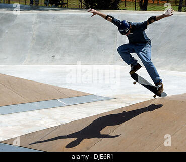 1. Mai 2004; Palm Beach, FL, USA; FRANK MARIANO, 18, Praktiken vor dem Wettbewerb in der 16-18 Agrarsysteme Rio-Jensen Skatepark in Langford Samstag. Alle Zulassung und Eintragung Gebühren und Umsatz mit Lebensmitteln aus dem Skateboard Wettbewerb hilft Fonds Expansion und Verbesserungen für den Skatepark. Stockfoto