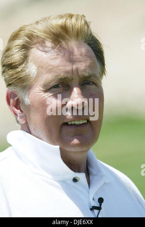 2. Mai 2004; Boulder City, Nevada, USA; MARTIN SHEEN in der 6. jährlichen "Michael Douglas und Freunde Celebrity Golf" Millionen-Loch in einem Shoot Out auf dem Cascata Golf Course präsentiert von Lexus, die Motion Picture & Fernsehfonds Austria zu profitieren. Stockfoto