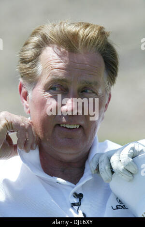 2. Mai 2004; Boulder City, Nevada, USA; MARTIN SHEEN in der 6. jährlichen "Michael Douglas und Freunde Celebrity Golf" Millionen-Loch in einem Shoot Out auf dem Cascata Golf Course präsentiert von Lexus, die Motion Picture & Fernsehfonds Austria zu profitieren. Stockfoto