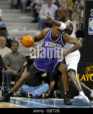 3. Mai 2004; Sacramento, Kalifornien, USA; Sacramento Kings CHRIS WEBBER in Aktion. Mike Bibby und Sam Cassell inszeniert einen klassischen Showdown im vierten Quartal fast passend einander Schuss für Schuss, aber es war Bibby Könige, die mit einem 104-98-Sieg in Spiel 1 der ihre Westen Halbfinale Serie entstanden. Bibby erzielte 10 seiner 33 Punkte, die in der letzten Periode, während Cassell 12 seine Spiel-hoch sank Stockfoto