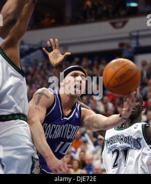 3. Mai 2004; Sacramento, Kalifornien, USA; Sacramento Kings MIKE BIBBY in Aktion. Mike Bibby und Sam Cassell inszeniert einen klassischen Showdown im vierten Quartal fast passend einander Schuss für Schuss, aber es war Bibby Könige, die mit einem 104-98-Sieg in Spiel 1 der ihre Westen Halbfinale Serie entstanden. Bibby erzielte 10 seiner 33 Punkte, die in der letzten Periode, während Cassell 12 seine Spiel-hoch-4 sank Stockfoto
