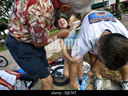 16. Mai 2004; Palm Beach, FL, USA; BAILEY TRIGGS, 5-1/2, West Palm Beach, bekommt Hilfe von Vater MATTand Großvater FRED TEETS, wie sie von Schwimmen, Fahrradausrüstung in der zweiten jährlichen FitKids-Triathlon bei Gaines Park Sonntagmorgen ändert. FitKids-Triathlon, gesponsert von der Stadt von West Palm Beach Parks and Recreation Department, zog etwa 175 Kinder Alter 4-14 aus über South Fl Stockfoto