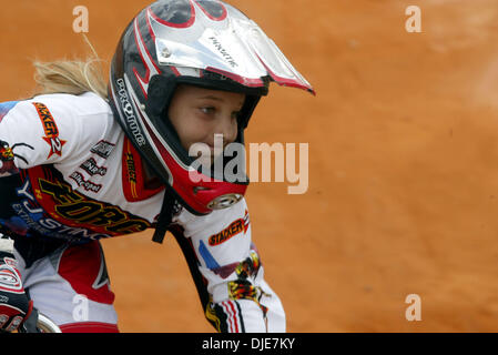 16. Mai 2004; Palm Beach, FL, USA; JAMES MURPHY, 10 Loxahatchee Köpfe durch die erste Runde in der 10-Expert-Moto in der Florida State Meisterschaft am Okeeheelee BMX-Bahn westlich von West Palm Beach. Stockfoto