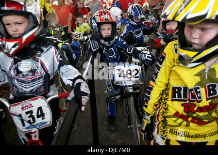 16. Mai 2004; Palm Beach, FL, USA; ALEXANDER DICOMMASO, 7, links, JUSTIN Bäcker, 7, Jacksonville, Center und ZACHARY WALKER, 7, ganz rechts, Scottsmoor, vor Beginn der ihre Moto an der Florida State Championship am Okeeheelee BMX track westlich von West Palm Beach Samstag. Fahrer für das Event qualifiziert durch Rennen in acht Veranstaltungen und zwei Qualifikationsläufe während der Saison. Stockfoto