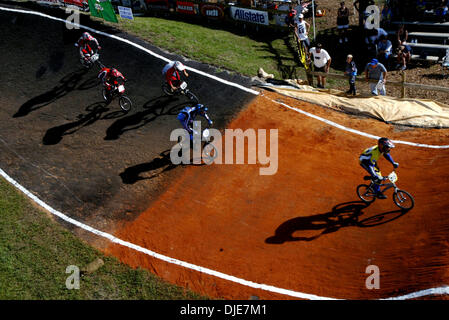 16. Mai 2004; Palm Beach, FL, USA; Mehr als 1100 BMX-Fahrer im Alter von 4 Jahren bis 56 Jahre alt aus in ganz Florida tobt beteiligte sich an der Florida State Championship am Okeeheelee BMX-Bahn westlich von West Palm Beach Samstag. Fahrer von Rennen in acht Veranstaltungen und zwei Qualifikationsläufe während der Saison für das Event qualifiziert. Stockfoto