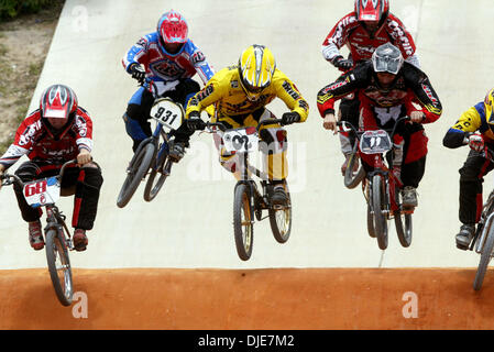 16. Mai 2004; Palm Beach, FL, USA; Mehr als 1100 BMX-Fahrer im Alter von 4 Jahren bis 56 Jahre alt aus in ganz Florida tobt beteiligte sich an der Florida State Championship am Okeeheelee BMX-Bahn westlich von West Palm Beach Samstag. Fahrer von Rennen in acht Veranstaltungen und zwei Qualifikationsläufe während der Saison für das Event qualifiziert. Stockfoto