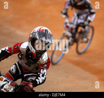 16. Mai 2004; Palm Beach, FL, USA; DEAN DEVIDO, 7, Margate Rennen durch die erste Runde in der 6 und 7-Year-Old Experte/Anfänger Moto Florida State Championship in Okeeheelee BMX track westlich von West Palm Beach Samstag. Mehr als 1100 konkurrierten registrierte Läufer aus in ganz Florida an der Veranstaltung. Stockfoto