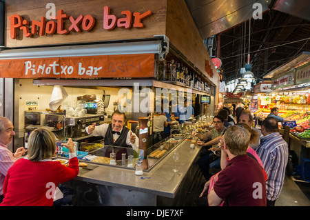 Pinotoxo Bar in La Boqueria Markt, Ramblas, Barcelona Stockfoto