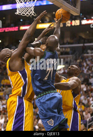 25. Mai 2004; Los Angeles, Kalifornien, USA;  LA Lakers Center SHAQUILLE O'NEAL (R) und Teamkollege vorwärts KARL MALONE (L) Doppel-Team Minnesota Timberwolves weiterleiten KEVIN GARNETT in der zweiten Hälfte des Spiel 3. Los Angeles erschossen 52 Prozent aus dem Feld auf dem Weg zu einem 100-89-Sieg über die Minnesota und einem 2: 1 West Finale Vorsprung. Kobe Bryant, torlos zur Halbzeit, mit 22 Punkten beendet. Stockfoto