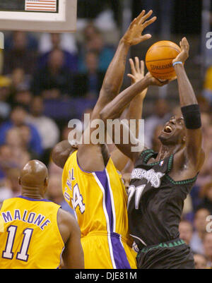 27. Mai 2004; Los Angeles, Kalifornien, USA; KEVIN GARNETT ist in der 2. Hälfte des Spiel 4 der Western Conference Finals im Staples Center von SHAQUILLE O'NEAL und KARL MALONE bewacht. Die Lakers besiegten die Timberwolves 92-85. Stockfoto