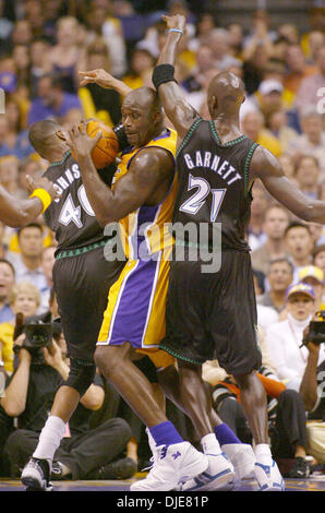 27. Mai 2004; Los Angeles, Kalifornien, USA; SHAQUILLE O'NEAL wird in der zweiten Hälfte des Spiels 4 der Western Conference Finals im Staples Center von KEVIN GARNETT und ERVIN JOHNSON (40) die Timberwolves bewacht. Die Lakers besiegten die Timberwolves 92-85. Stockfoto