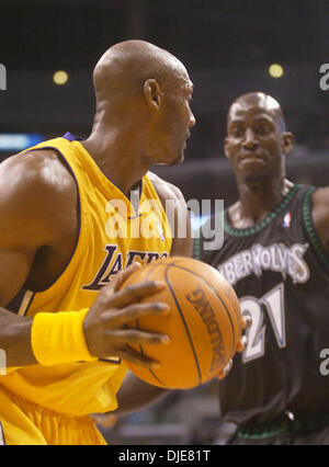 27. Mai 2004; Los Angeles, Kalifornien, USA; KARL MALONE ist während der zweiten Hälfte des Spiel 4 der Western Conference Finals im Staples Center von KEVIN GARNETT (21) bewacht. Die Lakers besiegten die Timberwolves 92-85. Stockfoto