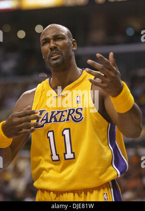 27. Mai 2004; Los Angeles, Kalifornien, USA; KARL MALONE erhält 12 Punkte in Spiel 4 der Western Conference Finals im Staples Center. Die Lakers besiegten die Timberwolves 92-85. Stockfoto