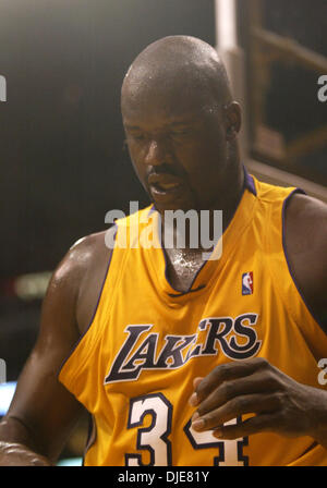 27. Mai 2004; Los Angeles, Kalifornien, USA; SHAQUILLE O'NEAL Wanderungen des Hofes in der zweiten Hälfte des Spiels 4 der Western Conference Finals im Staples Center. Die Lakers besiegten die Timberwolves 92-85. Stockfoto