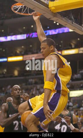 27. Mai 2004; Los Angeles, Kalifornien, USA; DEVEAN GEORGE Slum-Dunks den Ball in der zweiten Hälfte des Spiels 4 der Western Conference Finals im Staples Center. Die Lakers besiegten die Timberwolves 92-85. Stockfoto