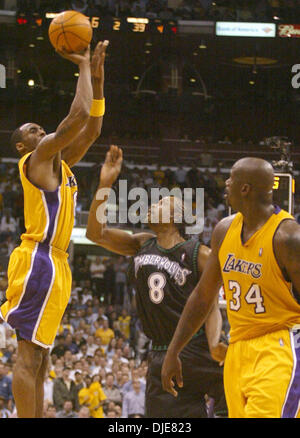 27. Mai 2004; Los Angeles, Kalifornien, USA; KOBE BRYANT Punkte 31 in Spiel 4 der Western Conference Finals im Staples Center. Die Lakers besiegten die Timberwolves 92-85. Stockfoto