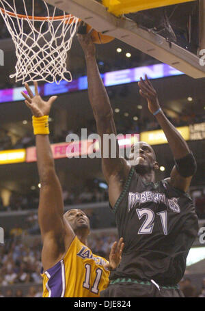 27. Mai 2004; Los Angeles, Kalifornien, USA; KARL MALONE kann KEVIN GARNETT (21) in der zweiten Hälfte des Spiel 4 der Western Conference Finals im Staples Center nicht stoppen. Die Lakers besiegten die Timberwolves 92-85. Stockfoto