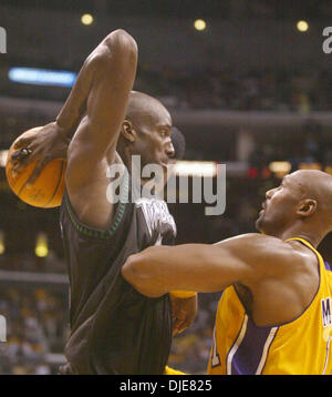 27. Mai 2004; Los Angeles, Kalifornien, USA; KARL MALONE kann KEVIN GARNETT (21) in der zweiten Hälfte des Spiel 4 der Western Conference Finals im Staples Center nicht stoppen. Die Lakers besiegten die Timberwolves 92-85. Stockfoto