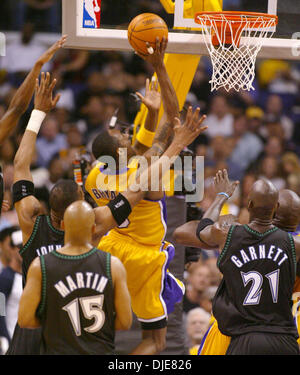 27. Mai 2004; Los Angeles, Kalifornien, USA; KOBE BRYANT punktet über die Timberwolves in der zweiten Hälfte des Spiels 4 der Western Conference Finals im Staples Center. Die Lakers besiegten die Timberwolves 92-85. Stockfoto